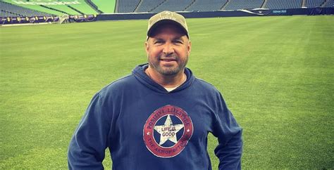 Garth Brooks Reveals He Showered With A Famous Rockstar