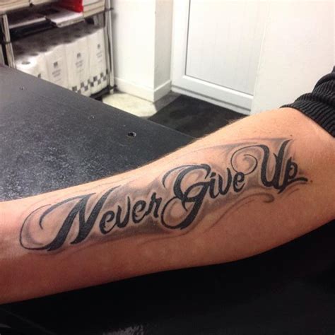 Positionnez les où bon vous semble. Tatouage homme avant bras phrase | Cochese Tattoo