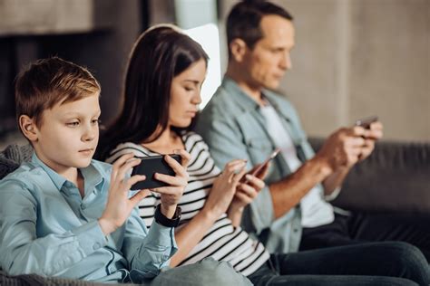Research Shows That Parents Who Use Their Smartphone To
