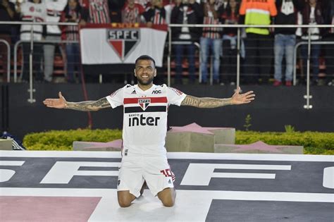 8 sezon barcelona forması giydikten sonra i̇talyan devi juventus'a transfer olan brezilyalı yıldız futbolcu dani alves'e, barcelona başkanı kulübün kapılarını kapattı. Apresentação de Daniel Alves no São Paulo leva 44 mil ...