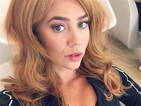 Wie Du Mit Perücke Palina Rojinski Zeigt Ihre Sexy Mama Promiflash De