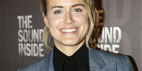 Oitnb Star Taylor Schilling Officially Comes Out Reveals Girlfriend