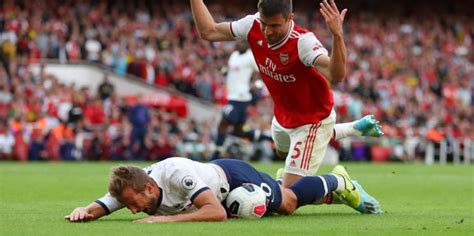 Harry edward kane mbe (born 28 july 1993) is an english professional footballer who plays as a striker for premier league club tottenham hotspur and captains the england national team. Arsenal fans react to Harry Kane's dive - Read Arsenal