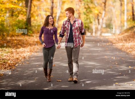 Romantische Pärchen Die Einen Spaziergang Im Herbstwald