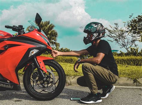 Will have three new models to choose from modenas, along with the three the perodua myvi is unquestionably the most popular small hatchback in malaysia. Malaysia Biker - Courier Of A Popular Food Delivery ...