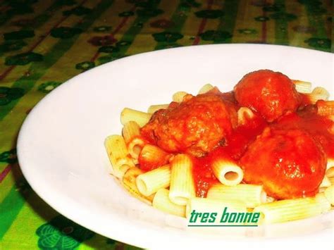 Questa è la versione base, ma può essere arricchita con altri ingredienti come olive, capperi, sottaceti, erbe e spezie a piacere. Pasta al sugo e polpette di tonno in scatola senza fritte