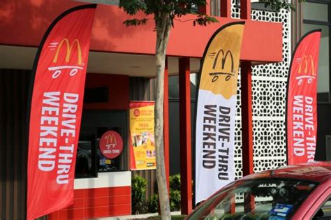 Sistem ini memungkinkan pelanggan untuk memesan makanan melalui mesin yang didalamnya terdapat berbagai pilihan menu. Malaysian love for fast food fuels McDonald's strong ...