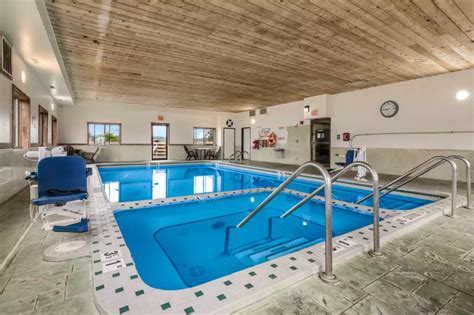 3539 Indoor Pool With Hot Tub Quality Inn Clare Mi Hotels Mi Hotel Indoor Pool Hotel