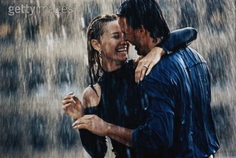 Couple In Rain Wallpapers Romance In The Rain Pictures Valentines Day