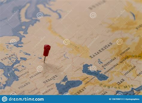 Photo about gedetailleerde wereldkaart met landen en steden. Een Speld Op Moskou, Rusland In De Wereldkaart Stock ...