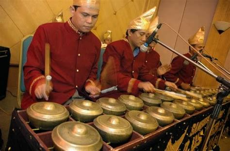 Alat musik gambus merupakan jenis alat musik petik yang berasal dari wilayah timur tengah. Cerita Sarah: 10 Benda Peninggalan Sejarah Minangkabau