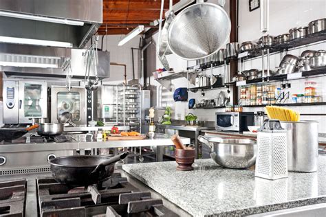 Resulta complicado elegir el material adecuado para nuestra cocina, si no sabemos distinguirlos. ¿Qué equipos debe incluir una cocina industrial ideal?