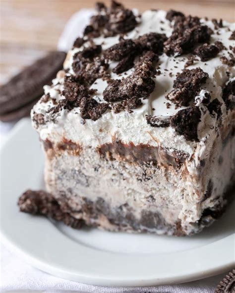 This oreo cake is actually an update of one of my older recipes (from 2016!). Oreo Ice Cream Cake - Just 5 Ingredients! | Lil' Luna