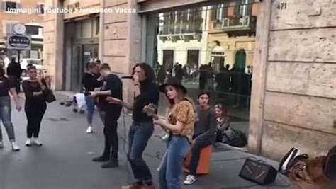Maneskin, gli inizi quando suonavano per strada a Roma - Corriere TV