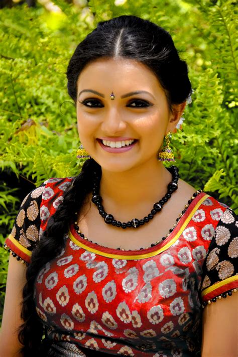 Saranya Mohan Cute Malayalam Actress In Blouse New Large Close Up Photos