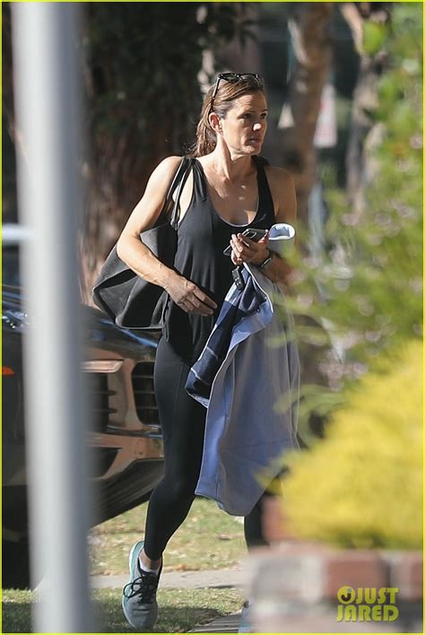 Jennifer Garner Shows Off Her Muscles While Hitting The Gym Photo