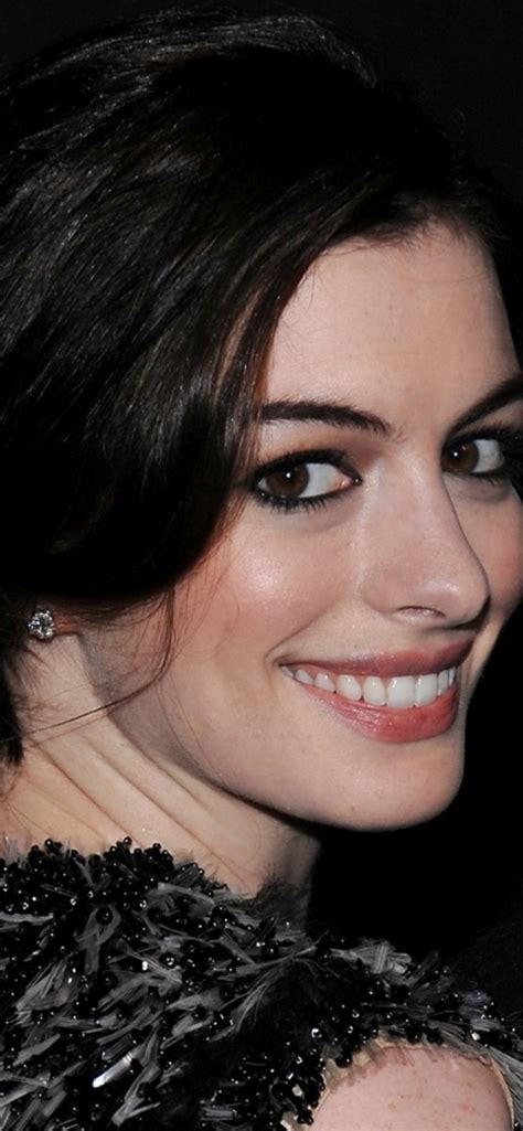1242x2688 Anne Hathaway Close Up Wallpapers Iphone Xs Max Wallpaper Hd