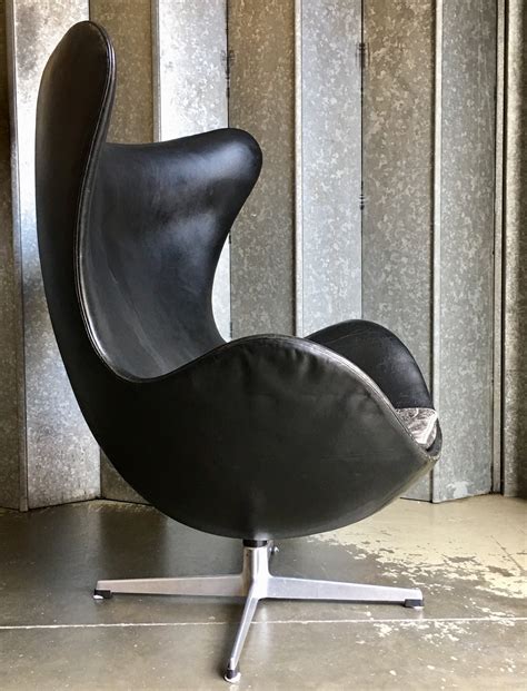 original black leather egg chair by arne jacobsen for fritz hansen 1963 109239