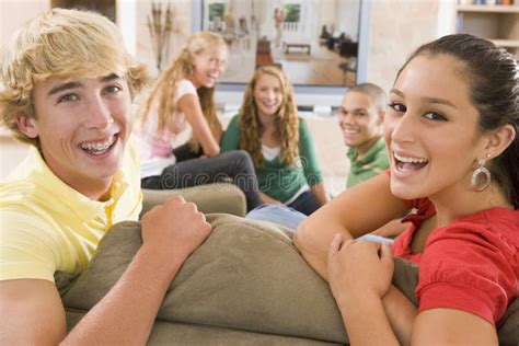 Adolescentes Que Cuelgan Hacia Fuera Delante De La Televisión Imagen de