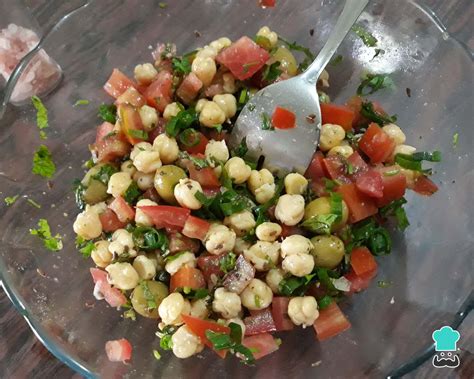 Salada de grão de bico com tomate light e saborosa