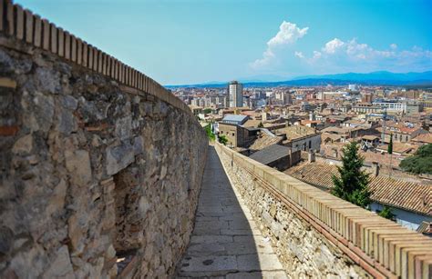 Girona is a city in northern catalonia, spain, at the confluence of the ter, onyar, galligants, and güell rivers. 15 Best Things to Do in Girona (Spain) - The Crazy Tourist