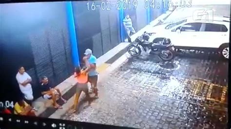 Vídeo mostra momento em que mulher desfere facada e mata homem na Zona