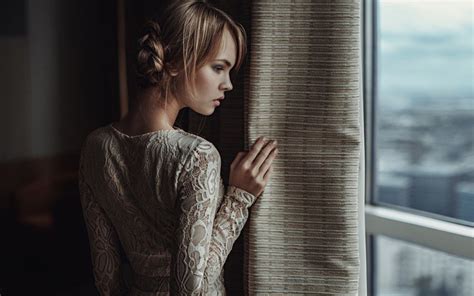 Обои на рабочий стол Анастасия Щеглова Девушка стоит у окна держит
