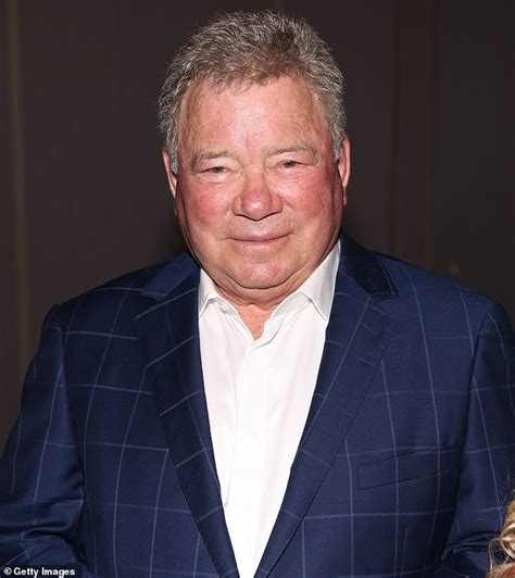 William Shatner 91 Looks Youthful As He Speaks Onstage At La Comiccon Daily Mail Online