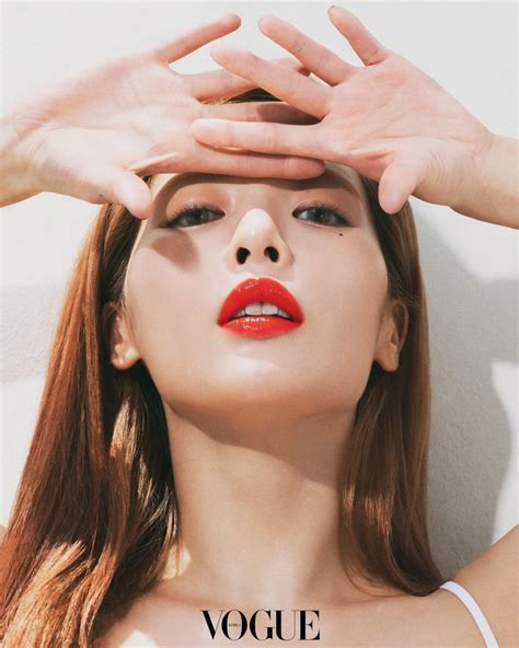 She had her solo debut on january 4, 2010, with the single change, under cube entertainment. 현아 보그 화보 : 네모판