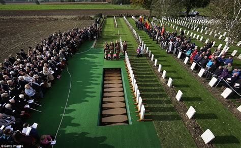Ceremony For 15 British Wwi Soldiers Buried 100 Years After They Died Daily Mail Online