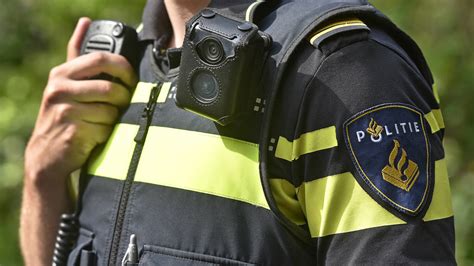 Kort daarop zijn twee verdachten aangehouden. Bodycams zorgen voor minder agressie tegen politie | NOS