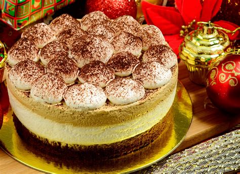 The goldilocks cake {lemon pistachio layer cake}. mac centeno: Luxe Cakes by Goldilocks