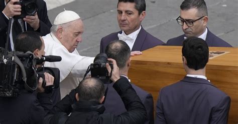 thousands mourn benedict xvi at funeral led by pope francis los angeles times