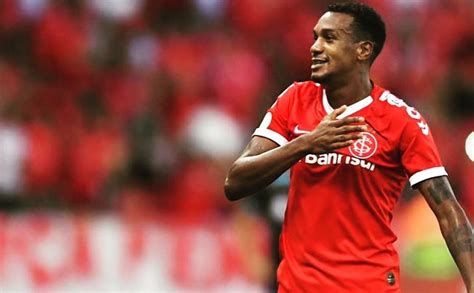 Bruno henrique pinto (born 30 december 1990), known as bruno henrique, is a brazilian footballer who plays as a forward for flamengo and the brazil national team. Perto de Bruno Henrique, clube árabe desiste de Edenílson ...