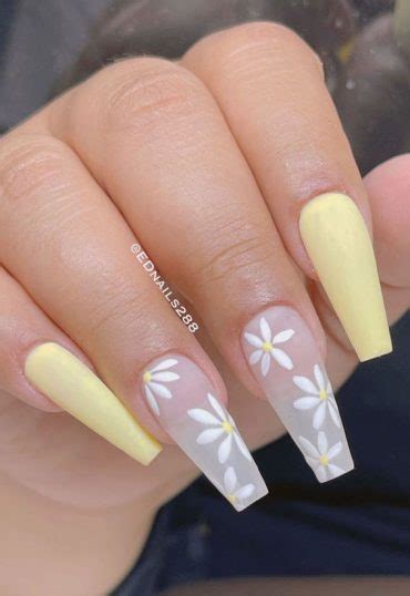 The Prettiest Summer Nail Designs We Ve Saved Light Yellow And Daisy