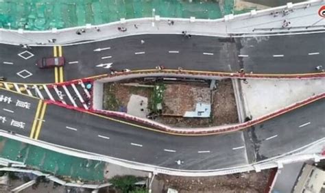 Luftbild von beauty china inspirationsfotos luftbild reisefotografie strasse. In China wurde eine große Autobahn um das Haus einer ...