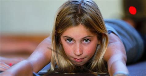 garota de 12 anos vira instrutora de ioga e ensina crianças de pré escola bol fotos bol fotos