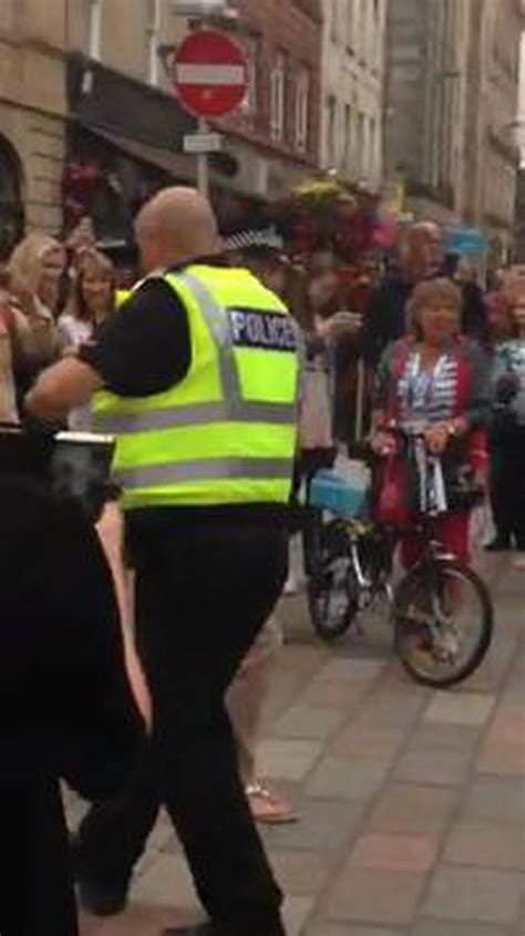 Video Dancing Policeman In Glasgow Hailed As The Spirit Of The Games