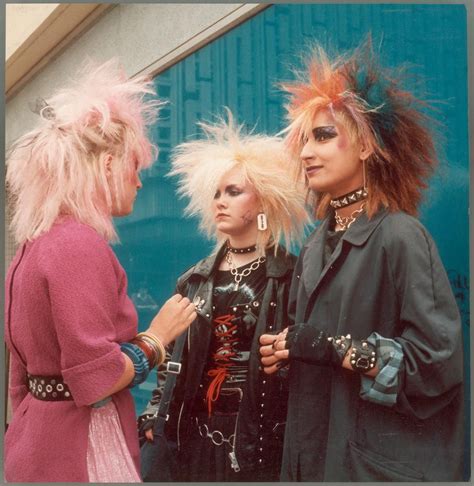 Take A Peek At The Exhibition Paying Tribute To Punk’s Pioneers Chicas Punky Moda Punk Moda