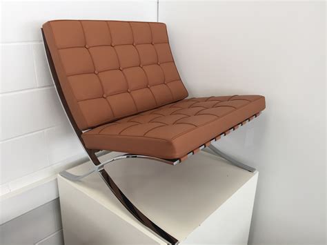 Wir bieten einen sessel im stil eines barcelona chairs an. Alivar L. Mies Van Der Rohe Barcelona Chair 334 - Suite 22 ...