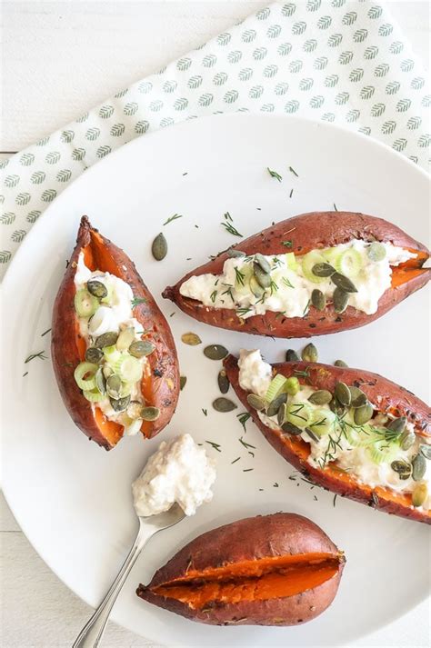 Gepofte zoete aardappel met ricotta en zongedroogde tomaatjes
