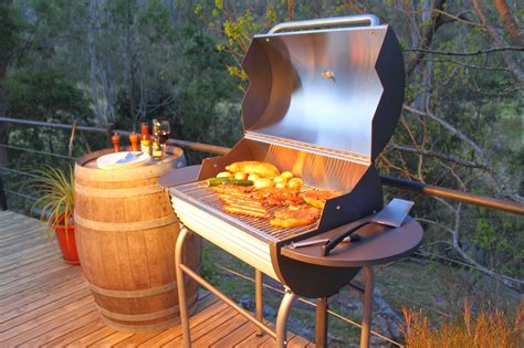 Mijn barbecue komt op een vurenhouten statief te staan dat ik thuis ga produceren, zodat ik niet helemaal afhankelijk ben van de makerspace (werkplek in mijn school). Fieggentrio: Barbecue in Australië. Automatenvlees.