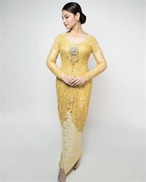 9 Inspirasi Kebaya Warna Kuning Bikin Penampilan Lebih Cerah