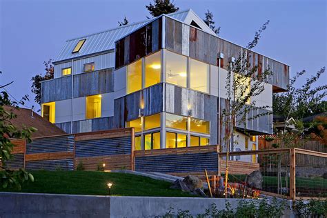 For more than 10 years, we have been working in engineering, procurement and construction of solar power plants. Unexpected Roof Design for Solar Panels in this Net Zero Home