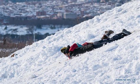 Рекордные снегопады в мадриде, испания ! People enjoy snow in park in Madrid, Spain - Global Times