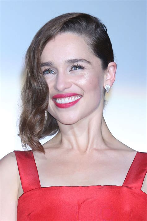 Hair Story Emilia Clarke Harpersbazaaruk Emilia Clarke Daenerys Targaryen Tousled Waves Chic