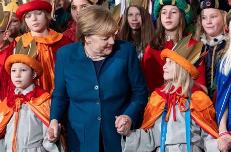Hi anonymous questioner, no, if there is any politician worldwide which is widely accepted by theirs people, it's angela merkel. Angela Merkel: Bundeskanzlerin empfängt Sternsinger im ...