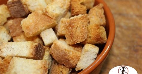 Un tempo avanzare il era praticamente impossibile, considerato un ingrediente prezioso e versatile tanto che perfino il pane raffermo veniva riutilizzato per preparare piatti genuini per tutta la famiglia, dall'antipasto al dolce. Le Ricette di Valentina: Crostini di pane vecchio per ...