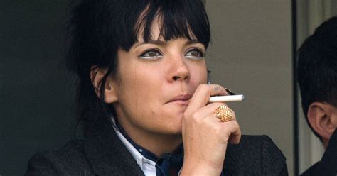 Lily Allen Fume Une Cigarette électronique Purepeople