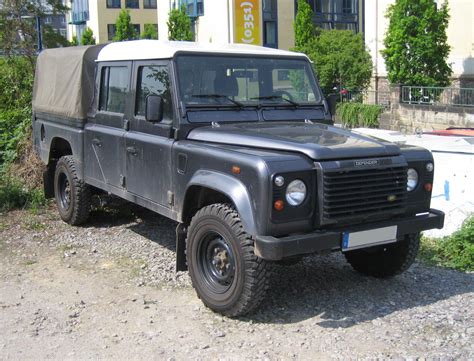 Fileland Rover Defender 130 Wikimedia Commons